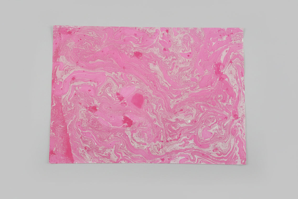L’Excellence Suprême : Papier Marbré Rose Fait Main – 56x76 cm